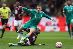 利物浦球员埃基蒂克失误受罚，主帅批评停赛影响球队备战